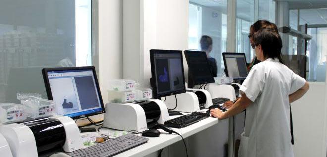 Mitarbeiter von Cotral Lab SA scannt die Ohrabdrücke ein